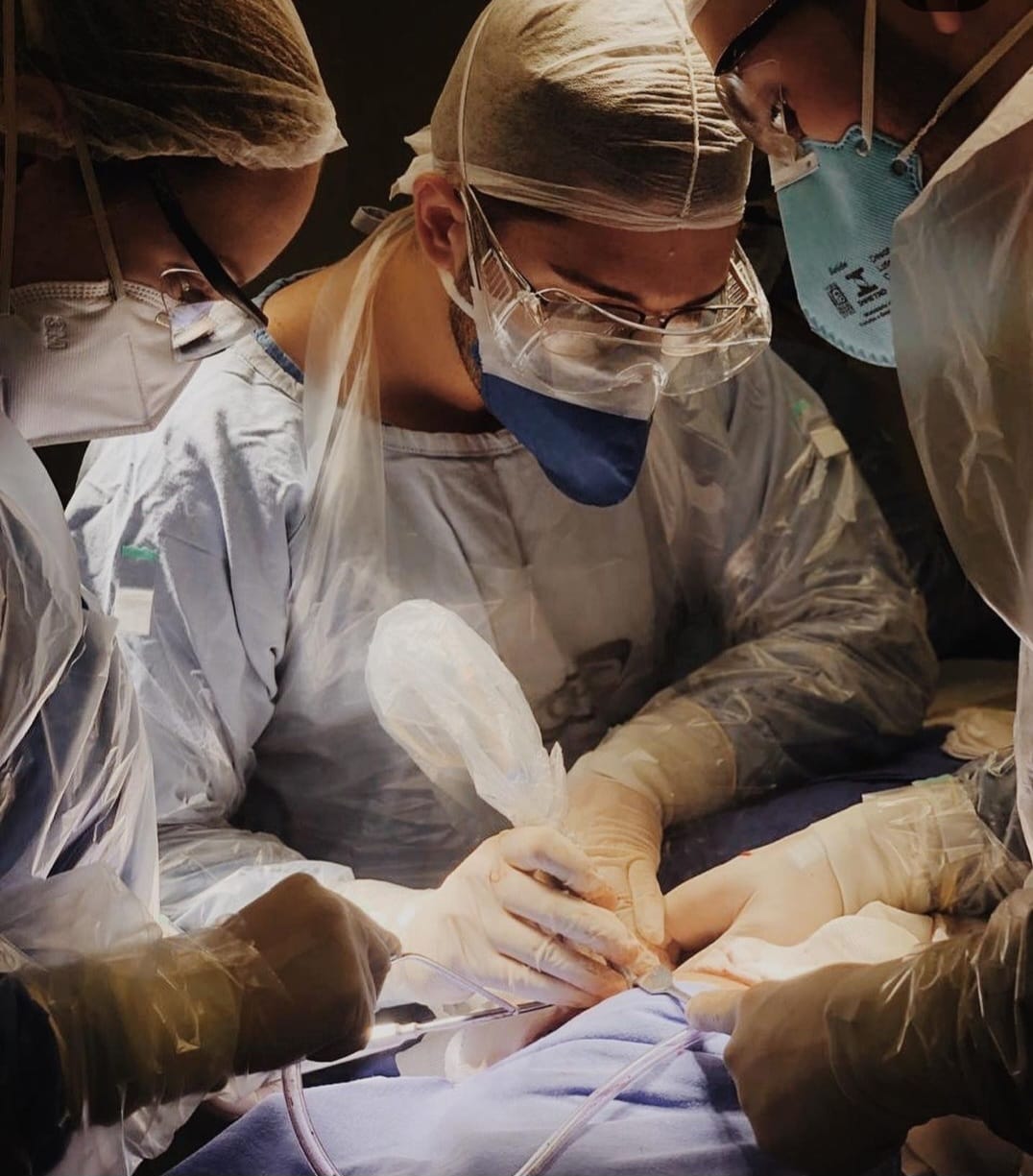 Dr. João Pedro operando