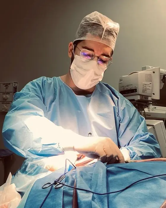 Dr. João Pedro Silveira em cirurgia