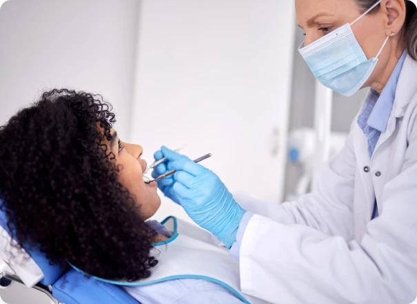 Dentista examinando paciente, diagnóstico precoce