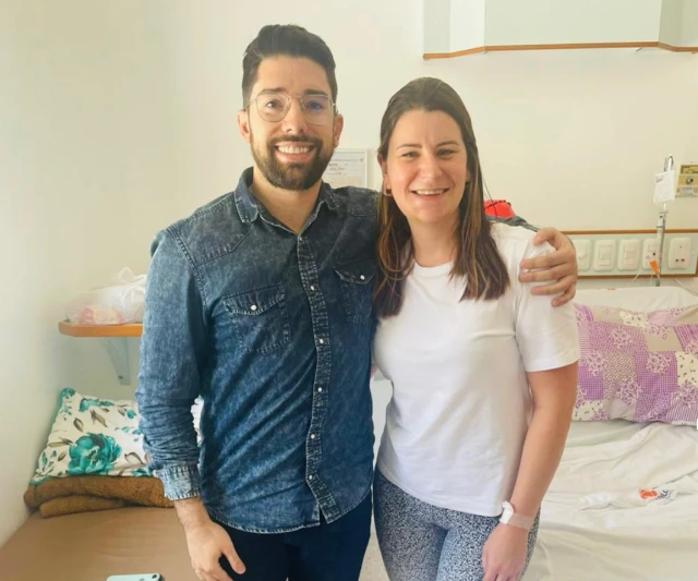 Jennifer após o tratamento, ao lado do Dr. João Pedro Silveira