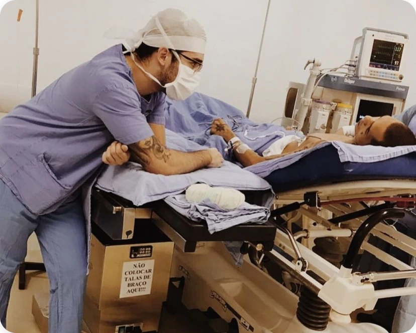 Dr. João Pedro Silveira em atendimento clínico